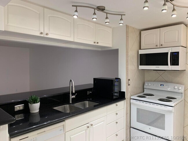 Foto del edificio - 2935 NE 163rd St