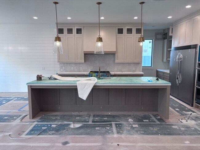 Foto del edificio - Gorgeous New Construction with 6 bed 4 bath plus Swimming Pool and RV Garage