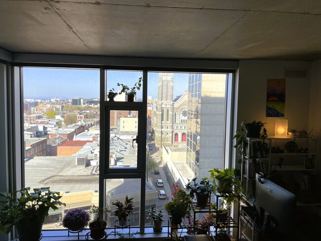 Building Photo - 380 De La Couronne