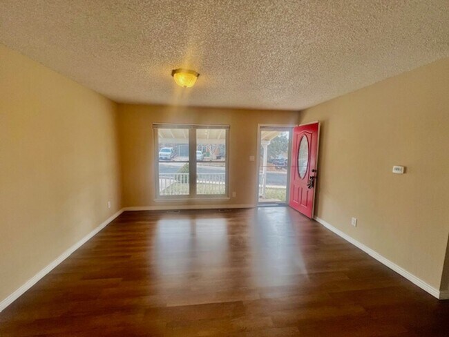 Building Photo - Great 5 bedroom ranch style home close to ...