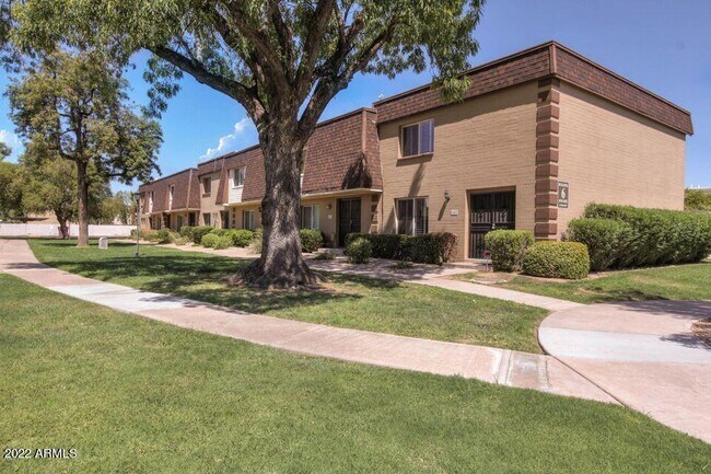 Foto del edificio - 8482 E Chaparral Rd
