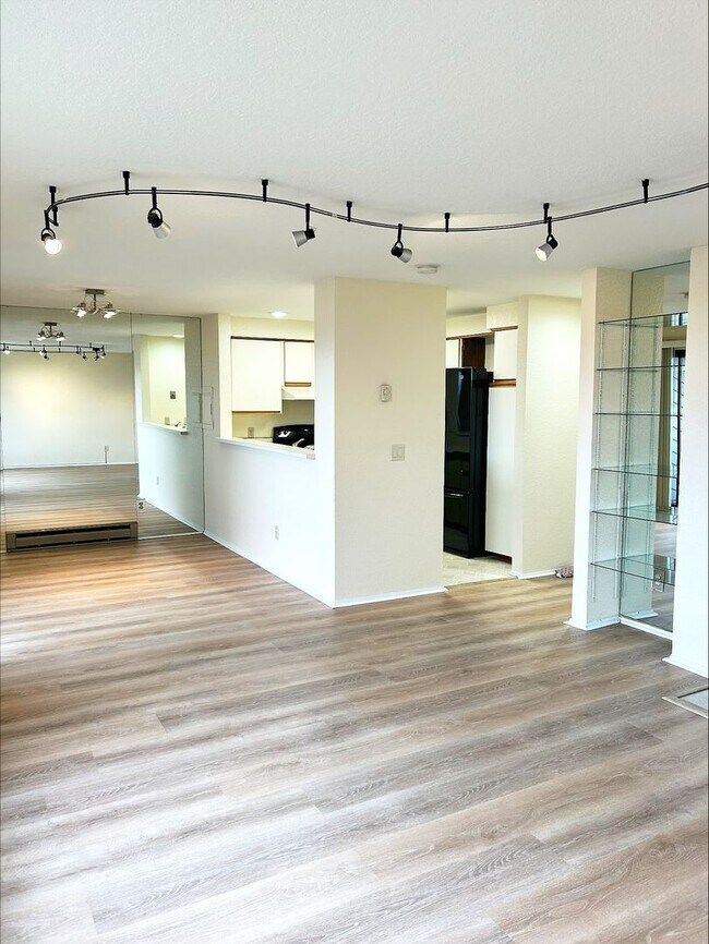 Foto del edificio - 2 Bedroom 1.5 Bath Condo Renton - 1 Carpor...