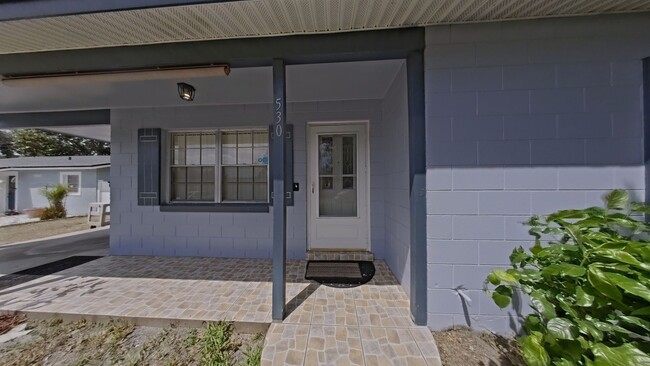 Foto del edificio - Charming 3-Bedroom Home with Sunroom and S...
