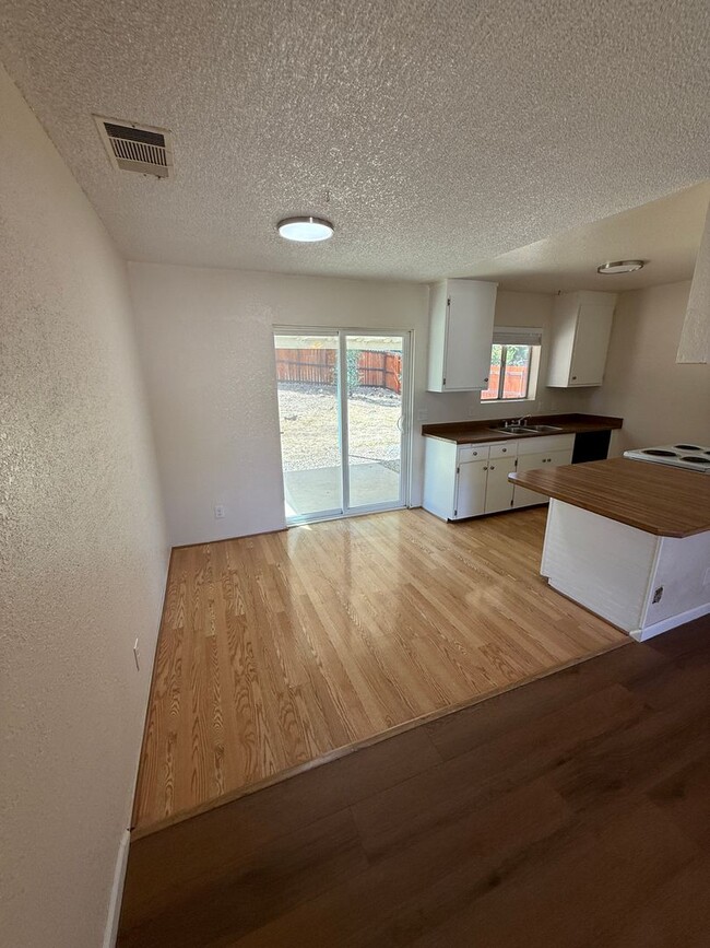 Building Photo - 3 bedroom, 2 bathroom home located in the ...