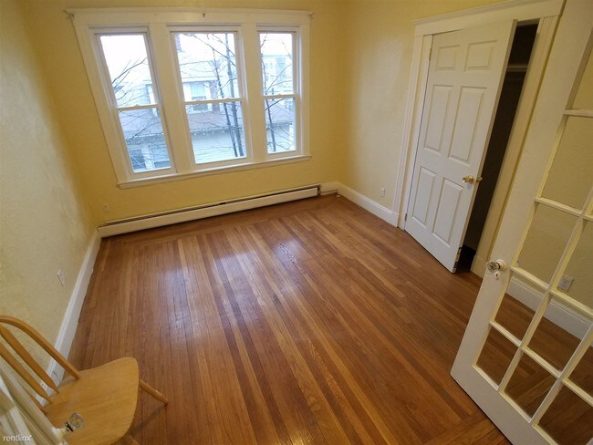 Building Photo - 3 br, 1 bath  - 165 Chiswick Rd Apt 2