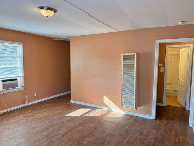 Foto del edificio - Affordable 2 Bed 1 Bath in Sunnyside Heights