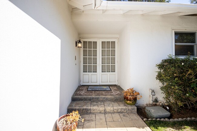 Building Photo - Spacious single level Home with A/C on the Golf Course!