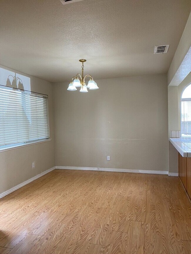 Building Photo - Spacious 3 bedroom, 2.5 bath home in  Gate...