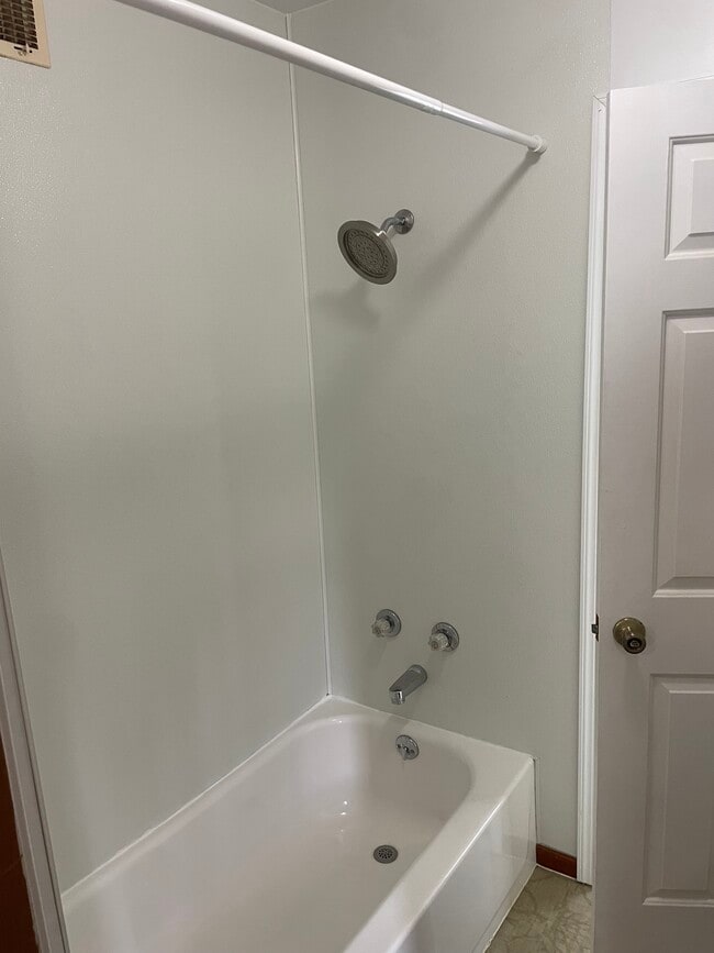 Shower/tub - 339 3rd St