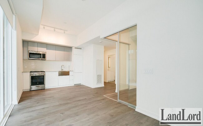 Building Photo - 270 Dufferin St