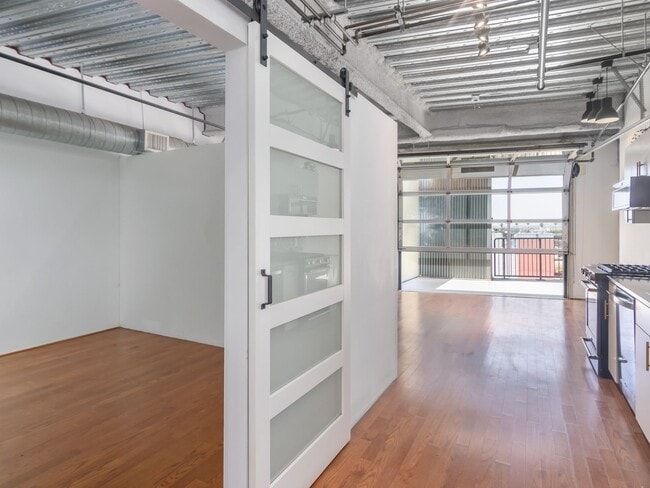 Building Photo - Top Floor 1 Bedroom Loft in Los Angeles