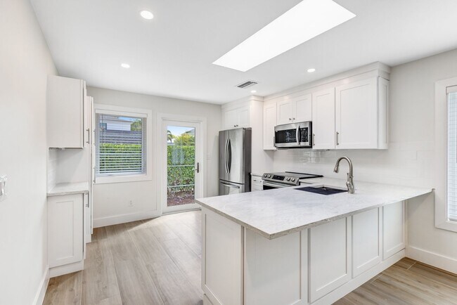 Foto del edificio - ** OLDE NAPLES ** 2 BED / 2 BATH - COMPLETELY REMODELED - PET OK! - ANNUAL RENTAL