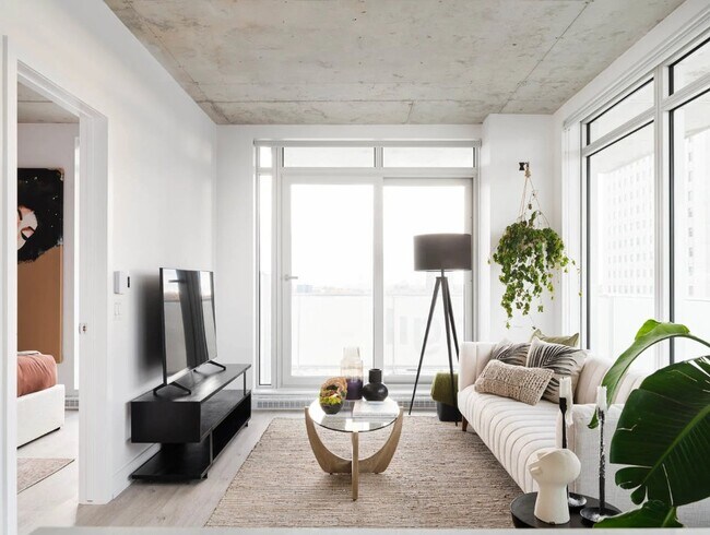 Building Photo - Le Columbia