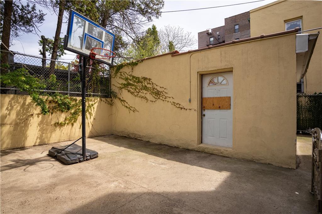 Primary Photo - 2133 E 17th St