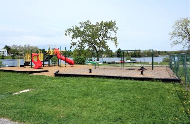 Building Photo - 216 Lake Shore N
