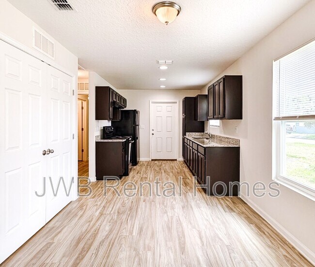 Building Photo - 1507 6th St W