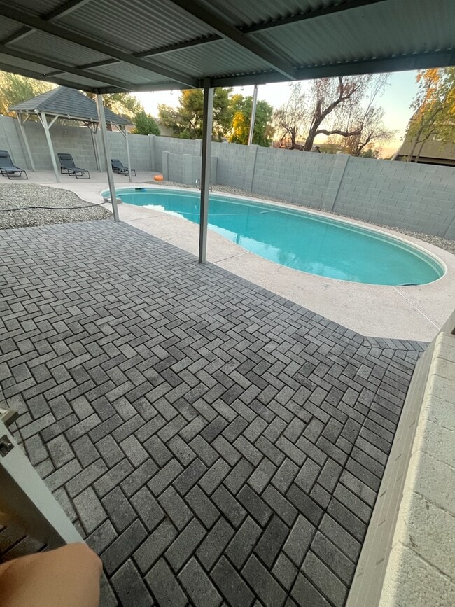 Building Photo - 1604 E El Parque Dr