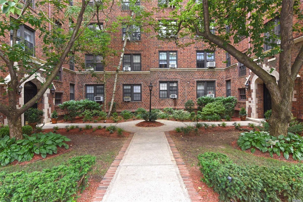 Primary Photo - 68-36 Burns St