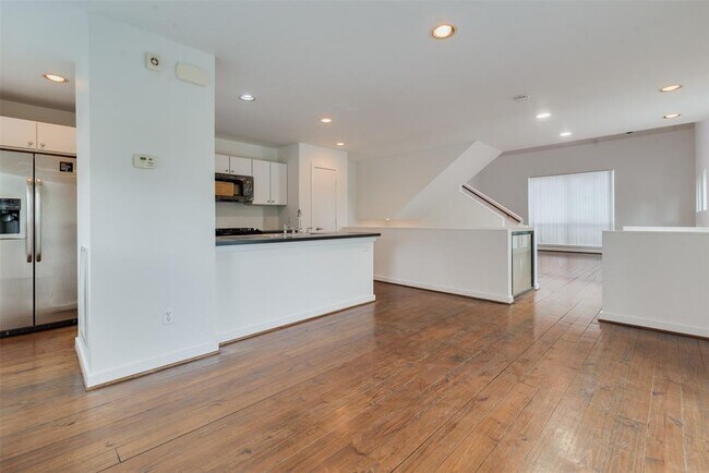 Building Photo - 17 N Ennis St
