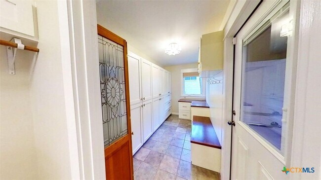 Building Photo - 805 Timber Dr