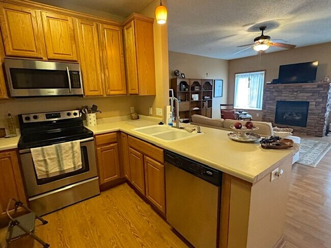 Foto del edificio - BEAUTIFUL 2BD/1.5BA TOWNHOUSE IN PLYMOUTH