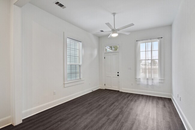Building Photo - 3418 Lasalle St