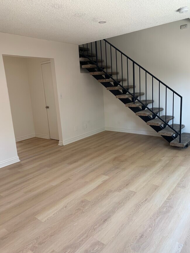 Building Photo - 928 S Record Ave