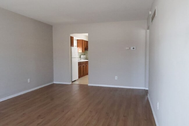 Foto del edificio - 833-835 Cole Blvd