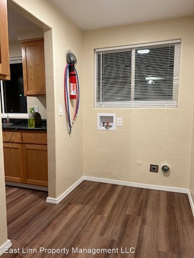 Building Photo - 2 br, 1.5 bath House - 845 Airway Rd