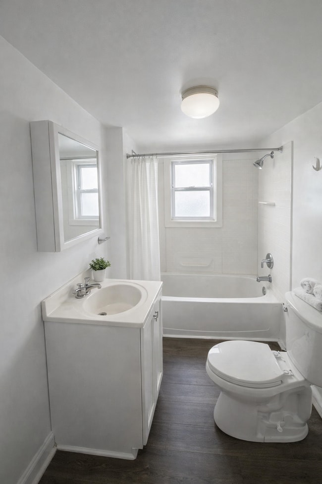 Building Photo - 831 W 27th St