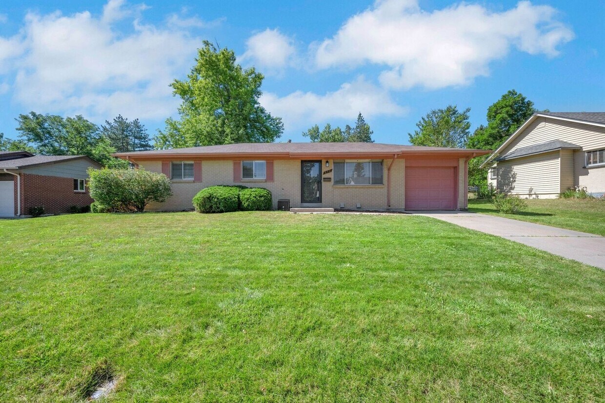 Foto principal - Comfortable 3-bedroom ranch in established...