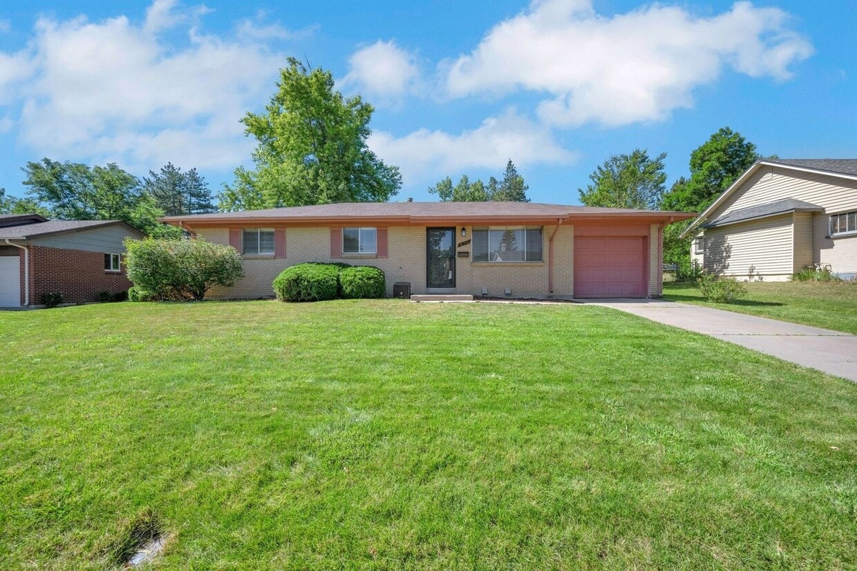 Primary Photo - Comfortable 3-bedroom ranch in established...