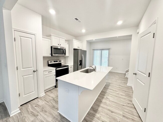 Building Photo - beautiful 2 br 2.5 ba townhome with covered front porch close to I-85