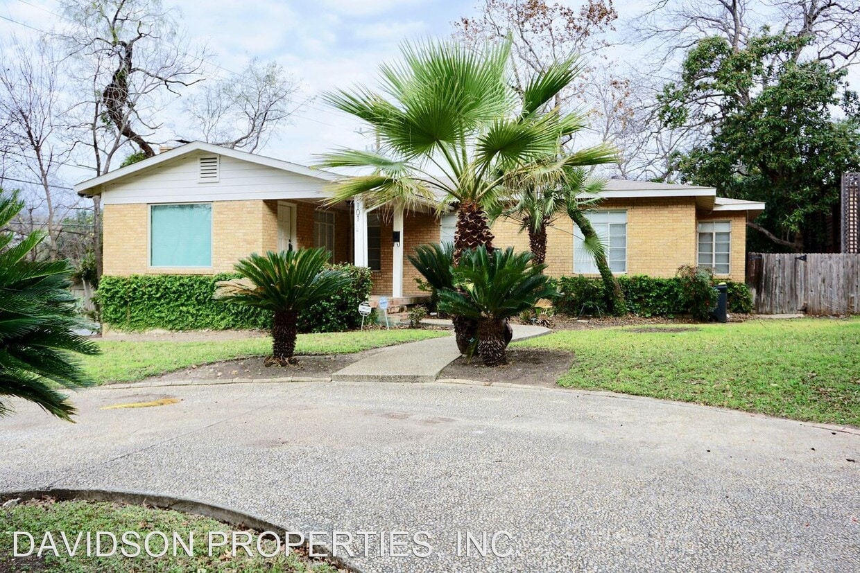 3 br, 2 bath House 101 Canterbury Hill House Rental in San Antonio, TX