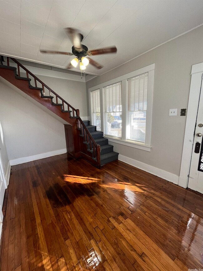 Building Photo - 1805 Maple St