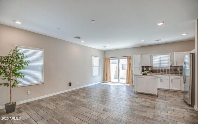 Foto del edificio - 2241 W Griswold Rd