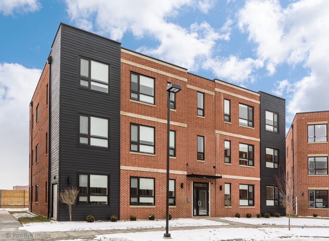 Primary Photo - 6535 W Dickens Ave
