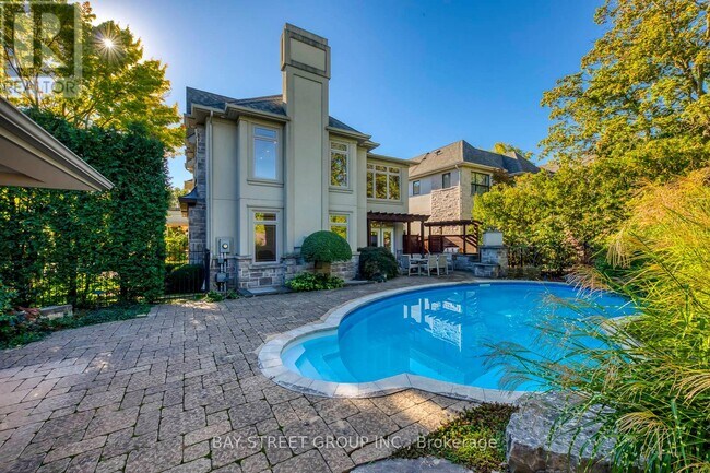 Building Photo - 452 Avon Crescent