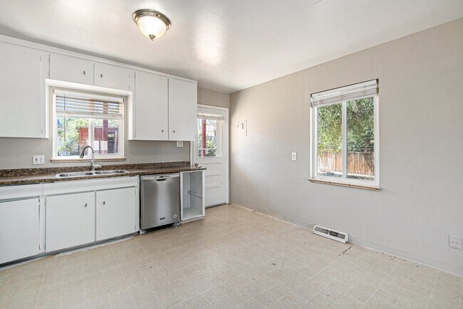 Building Photo - Cute 3 Bedroom 2 Bathroom Tri-Level in the...