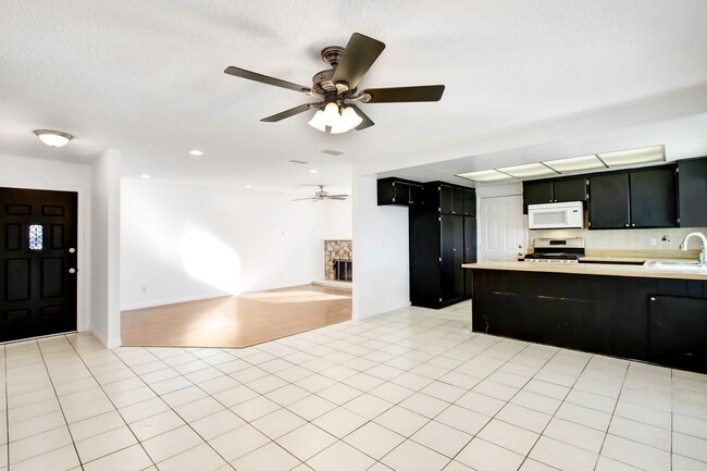 Building Photo - Available now this charming single-story 3B/2B in the City of Highland.