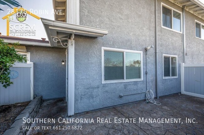 Foto del edificio - Two Bedroom Townhouse in Santa Clarita