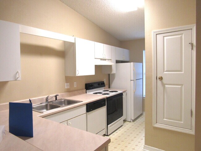 Foto del edificio - Lovely 2-Bedroom Home Near UWF & Shopping ...