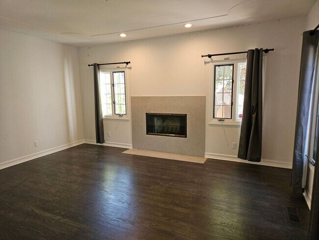 Foto del edificio - Coming Soon...Stunning 4 Bed 3 Bath Naglee...
