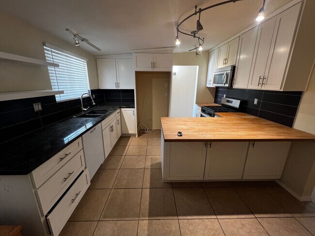Foto del edificio - Updated 3-Bed Home Near Base & Joshua Tree...