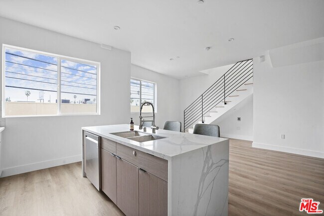 Building Photo - 1363 Meadowbrook Ave