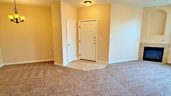 Foto del edificio - NEW CARPET NEW PAINT!! Clean and Bright 2BR 2BTH Condo Close To DIA. Gated Community in First Cre...
