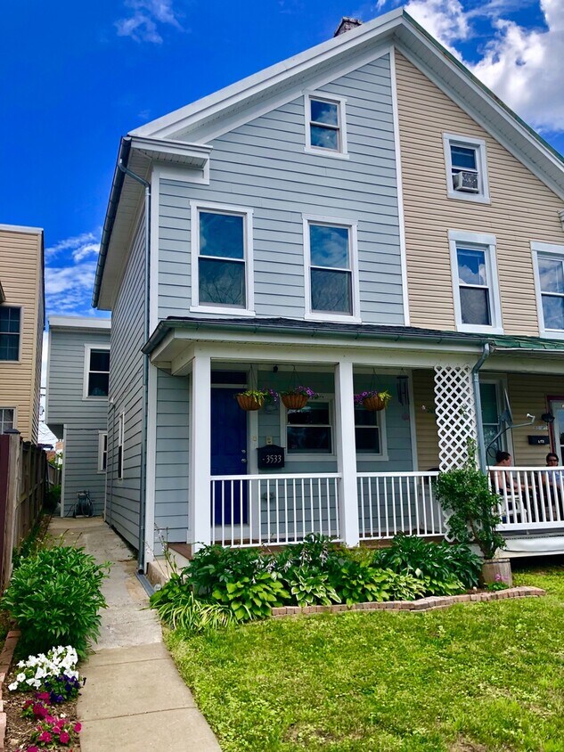 Foto principal - Charming 3 Bedroom/2.5 Bathroom Duplex in ...