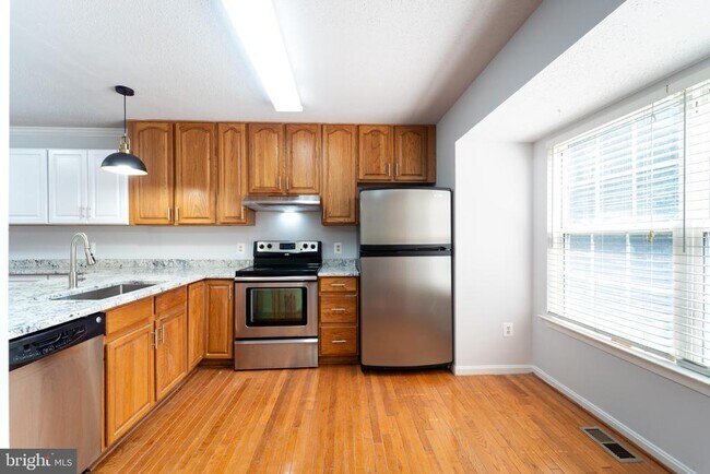 Building Photo - 413 Lakeview Ct