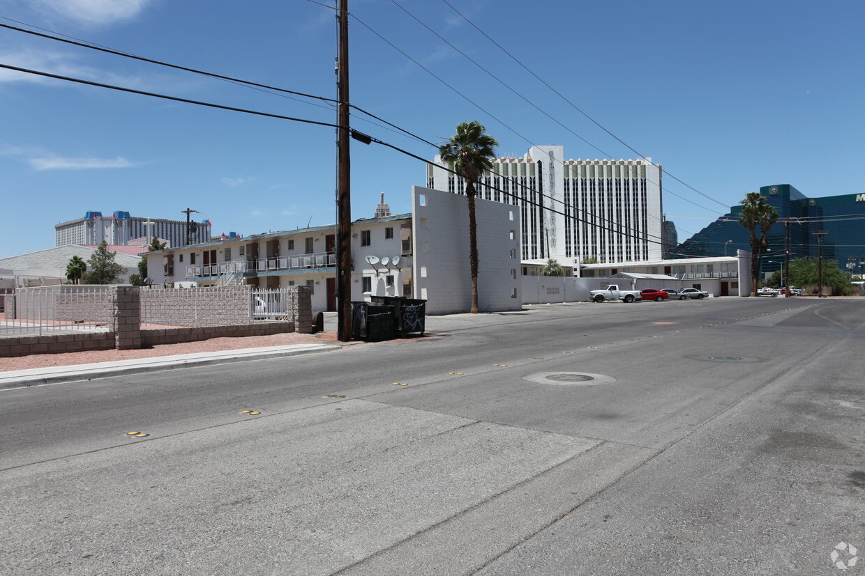 Building Photo - Tropicaire Apartments