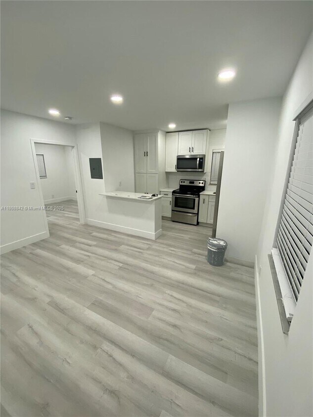 Foto principal - 3071 SW 27th Ave
